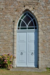 Belle porte d'entrée de la chapelle Keranroux de l'île Bréhat en Bretagne
