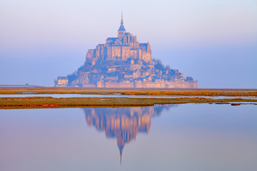 Lever du soleil sur le Mont-Saint-Michel