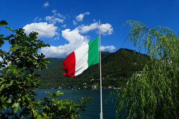 Italienflagge mit Sicht auf Comersee