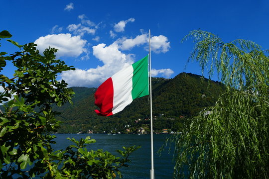 Italienflagge mit Sicht auf Comersee