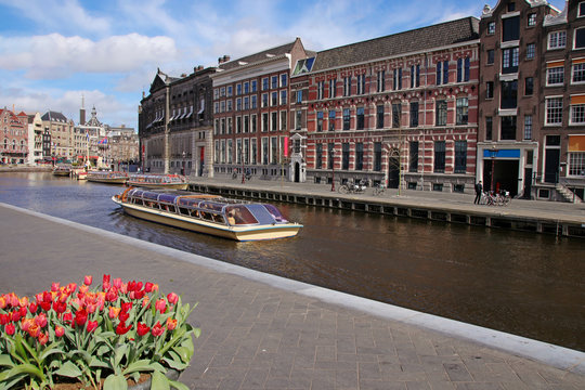 Tulpen in den Straßen von Amsterdam, Gacht, Boot, Reflexion 