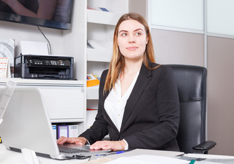 Obraz na płótnie Canvas Saleswoman working on laptop