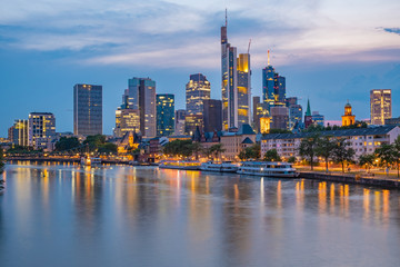 Fototapeta na wymiar Frankfurter Skyline bei Nacht während der Blauen Stunde über dem Main, Blick auf das Bankenviertel 