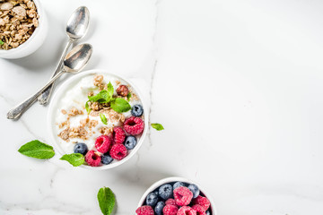 Obraz na płótnie Canvas Yogurt with granola and berries