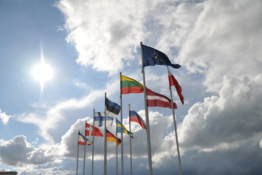 Flagen international Länderflagge flagge Fahne Fahnenmast Europa europäische Union länderflaggen vor Himmel Wolken und Sonne