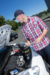 Naklejka premium mechanic fixing van outdoors