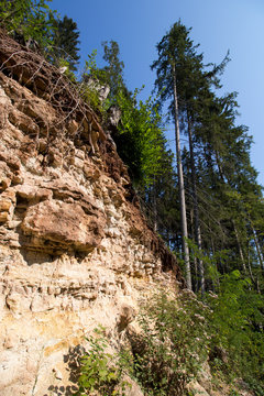 Sandstein Aufschluss im Wald in S&uuml;ddetuschland