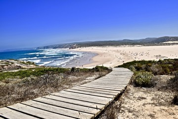 un camino hecho de madera que te lleva a playa en Sagres, Portugal