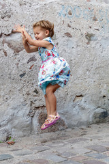 little girl shows crèches