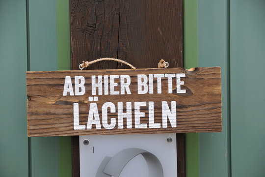 schild cool modern sch&ouml;n bitte l&auml;cheln lustig witzig