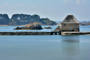Le moulin à marée du Birlot sur l'île de Bréhat en Bretagne. France