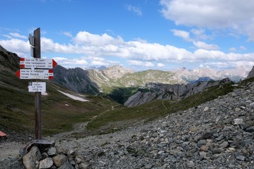 paesaggio montagna natura cielo azzurro nubi rocce pietre cime veduta vallata alpi