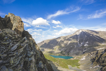 Obraz premium Lower Akchan lake view from the Kuiguk Pass. Mountain Altai landscape