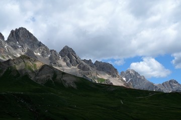 montagna paesaggio natura alpi cime rocce neve cielo azzurro nubi parco pascolo verde erba alpi veduta