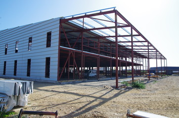 Charpente et structure de bâtiment métallique en construction