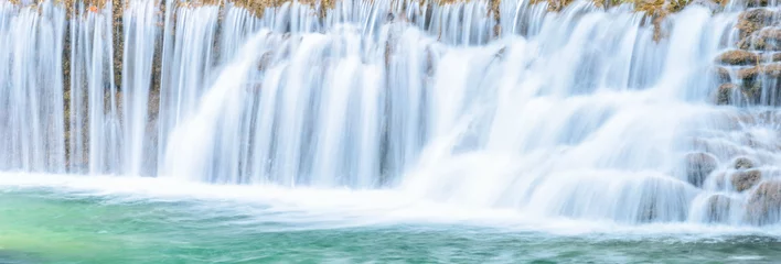 Foto auf Acrylglas Wasserfall hautnah © yotrakbutda