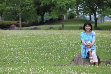 笑顔が素敵な中高年女性