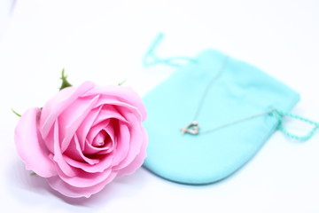 薔薇の花とハートのネックレス