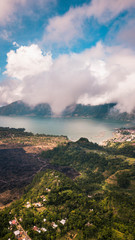Crater del volcan mt.Batur en la isla de Bali.