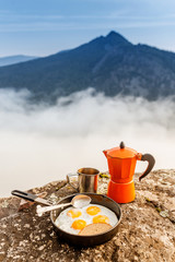 Repas du petit-déjeuner Oeufs frits dans une casserole et une machine à geyser à café à l& 39 extérieur dans les montagnes, concept de nourriture de camping