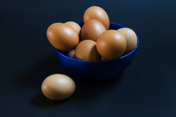 Huevos en un cuenco azul