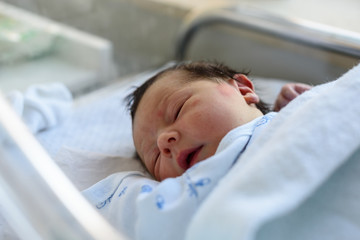 Bebé durmiendo en cuna de hospital 02