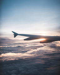 Fototapeta na wymiar Amanecer desde las nubes en un avión