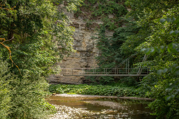 kaputte Br&uuml;cke in Schlucht