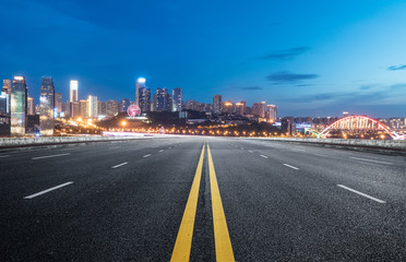 Obraz premium The expressway and the modern city skyline are in Chongqing, China.