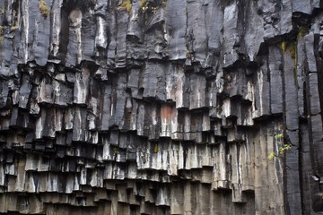Columnas basálticas de origen volcánico en la cascada negra de Islanida, Svartifoss