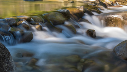 Langsames Wasser im Fluss