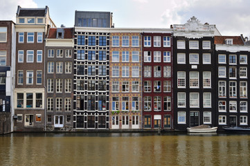 Kamienice nad wodą na amsterdamskie Starówce. © W Korczewski