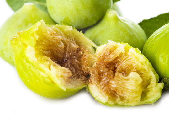 Higos de cuello de dama blancos aislados sobre un fondo blanco