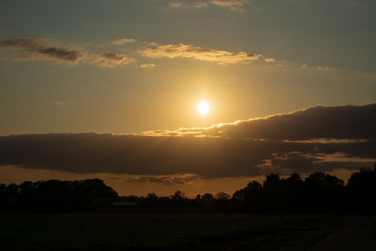 Bauernschaft mit Sonnenuntergang. Standort: Deutschland, Nordrhein - Westfalen, Borken
