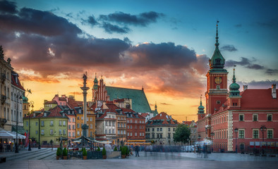 Fototapeta Panoramic view on Royal Castle, ancient townhouses and Sigismund's Column in Old town in Warsaw, Poland. Evening view. obraz