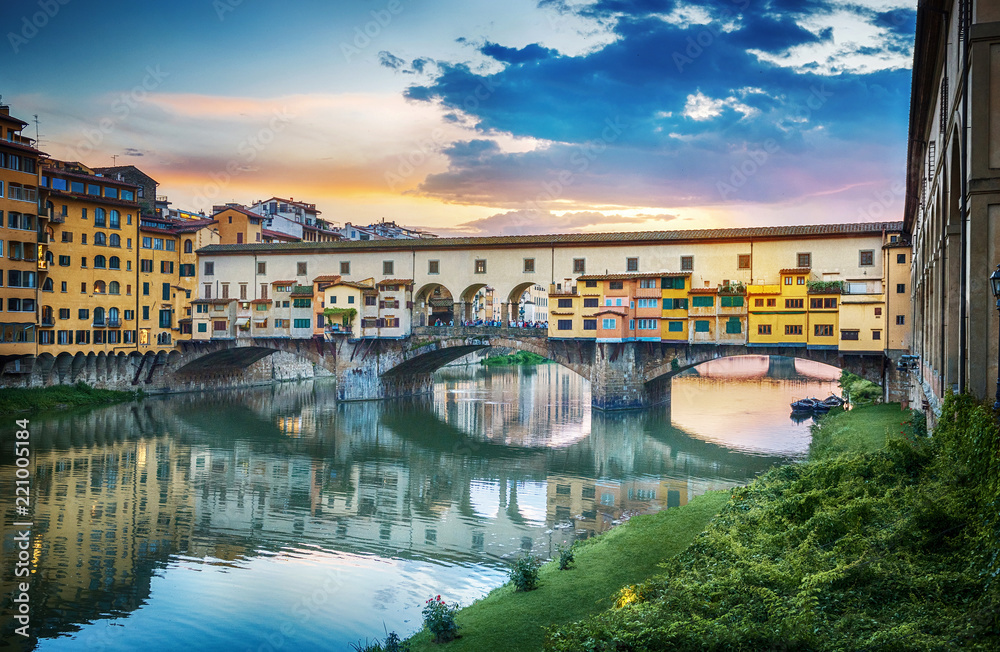 Wall mural famous bridge ponte vecchio on the river arno in florence, italy. evening view.