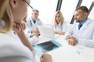 Fototapeta premium Group of doctors discuss x-ray