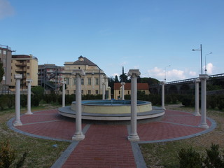 parco giardino con fontana e colonne romane