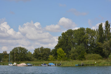 Ufer mit Steg am Fluss 