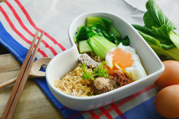 How to cooked Instant noodle that nutritional value.
Instant noodle with egg,minced pork,bok choy in heart shape bowl.