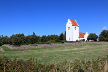Tommerup, Typische Kirche auf dem Land in Dänemark © mitifoto