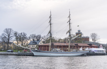 Briggen Tre Kronor af Stockholm som &auml;r f&ouml;rt&ouml;jd vid Kastellholmen i Stockolm