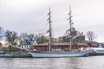 Briggen Tre Kronor af Stockholm som är förtöjd vid Kastellholmen i Stockolm