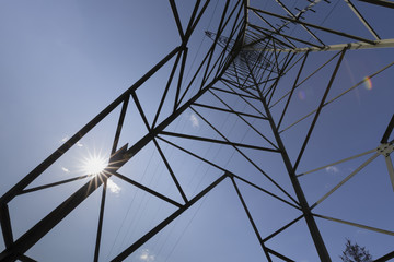 Strommast im Gegenlicht zur Sonne