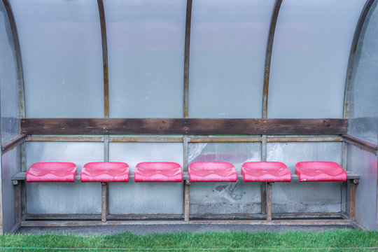 Leere Ersatzbank neben einem Fu&szlig;ballfeld