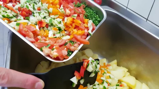 Gastronomie Essen Gem&uuml;se zu Kartoffeln geben