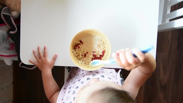 Kind beim M&uuml;sli essen