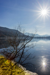 raggi di sole sul lago