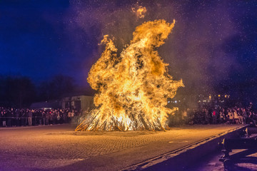 Det flammande Valborgsmässobålet på Skansen i Stockholm