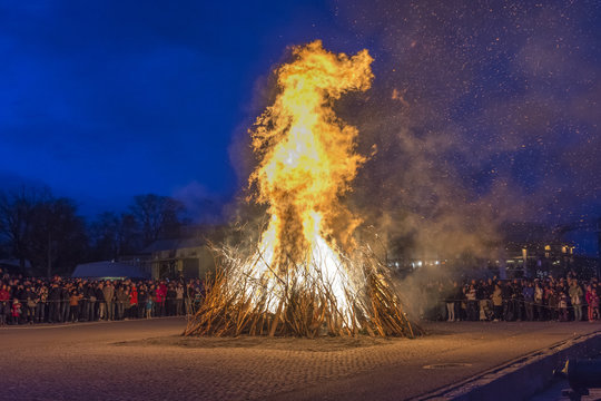 Det flammande Valborgsm&auml;ssob&aring;let p&aring; Skansen i Stockholm